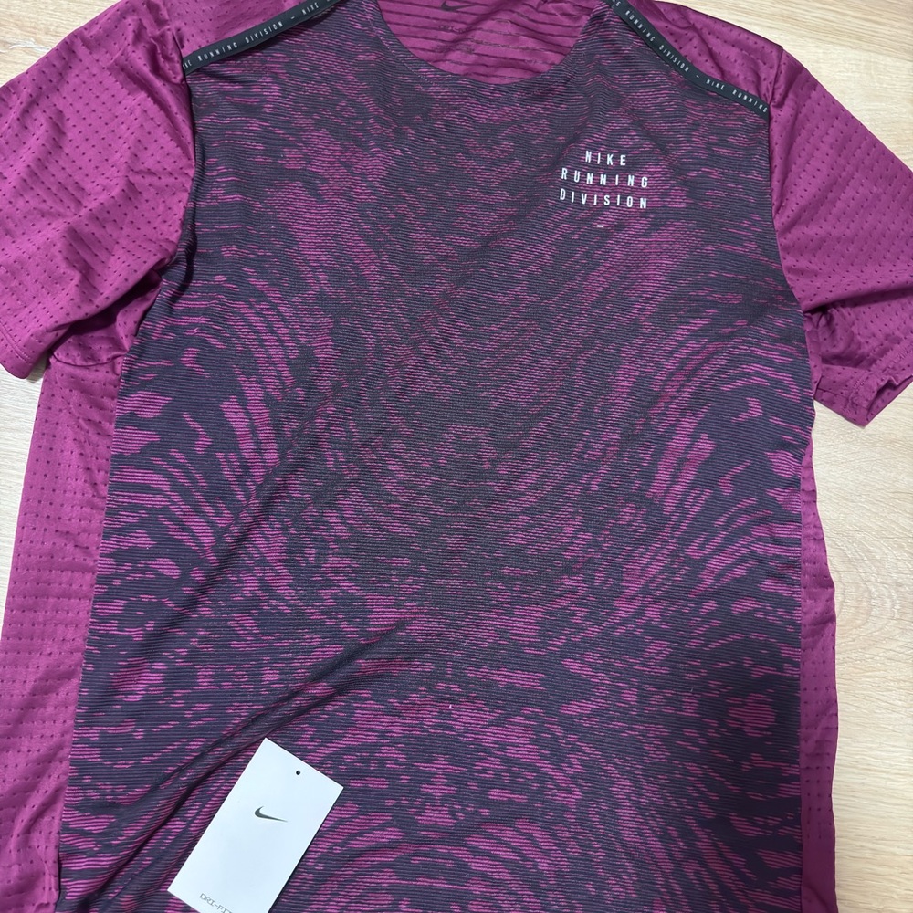 3 Medium Nike Run Division Shirts and 2-in-1 shorts.